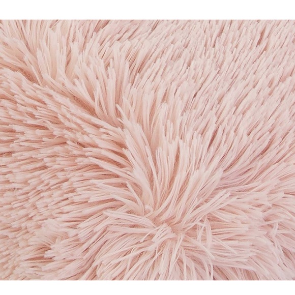 NWT THRO STUDIO Chubby Faux Fur Decorative Throw in Rose Smoke - Picture 4 of 6
